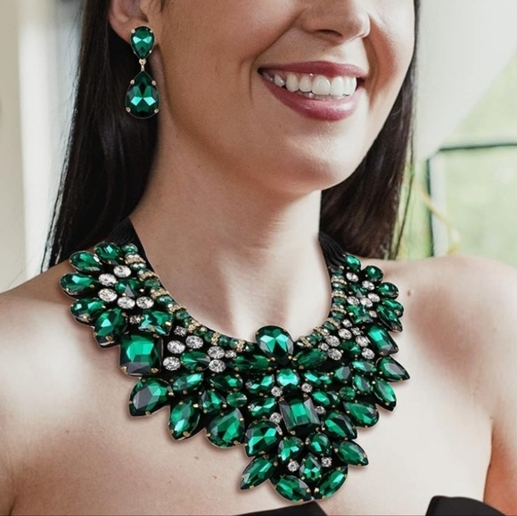 Green Rhinestone Crystal Statement Bib Necklace NWOT - Picture 5 of 5